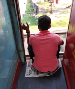 Sri Lanka - Unawatuna-Colombo  Bahnfahrt im Sitzen mit offenen Türen